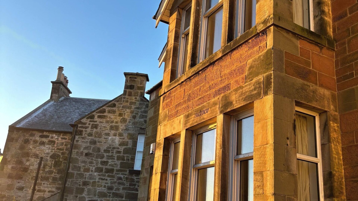 Burntisland House | Edinburgh festival base - Seaviews - self catering. Free parking