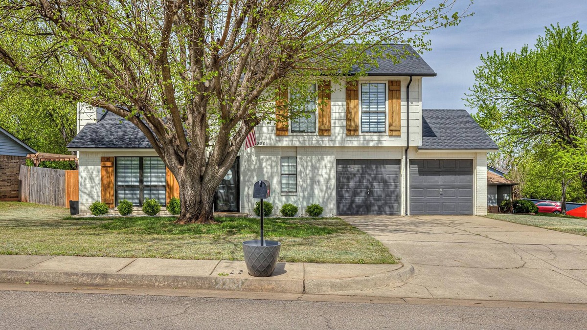 Edmond House | Edmond Bungalow: Cute 2 BR + Bonus Game Room with Futon