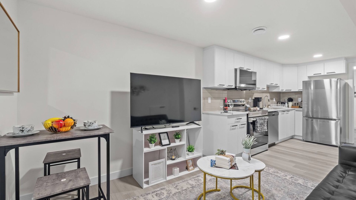 Old Strathcona House | Edmonton Whyte Ave Private Basement Suite 😍 Sleeps 4!