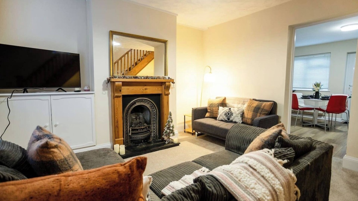 Montpellier House | Edward Street House Central Location Sleeps 5, Cheltenham