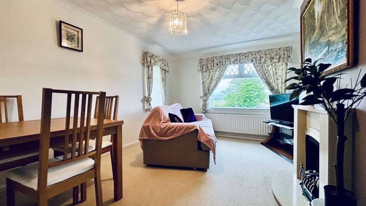 Nailsea Apartment | EEJs Cozy 2-Bedroom Apartment in Nailsea