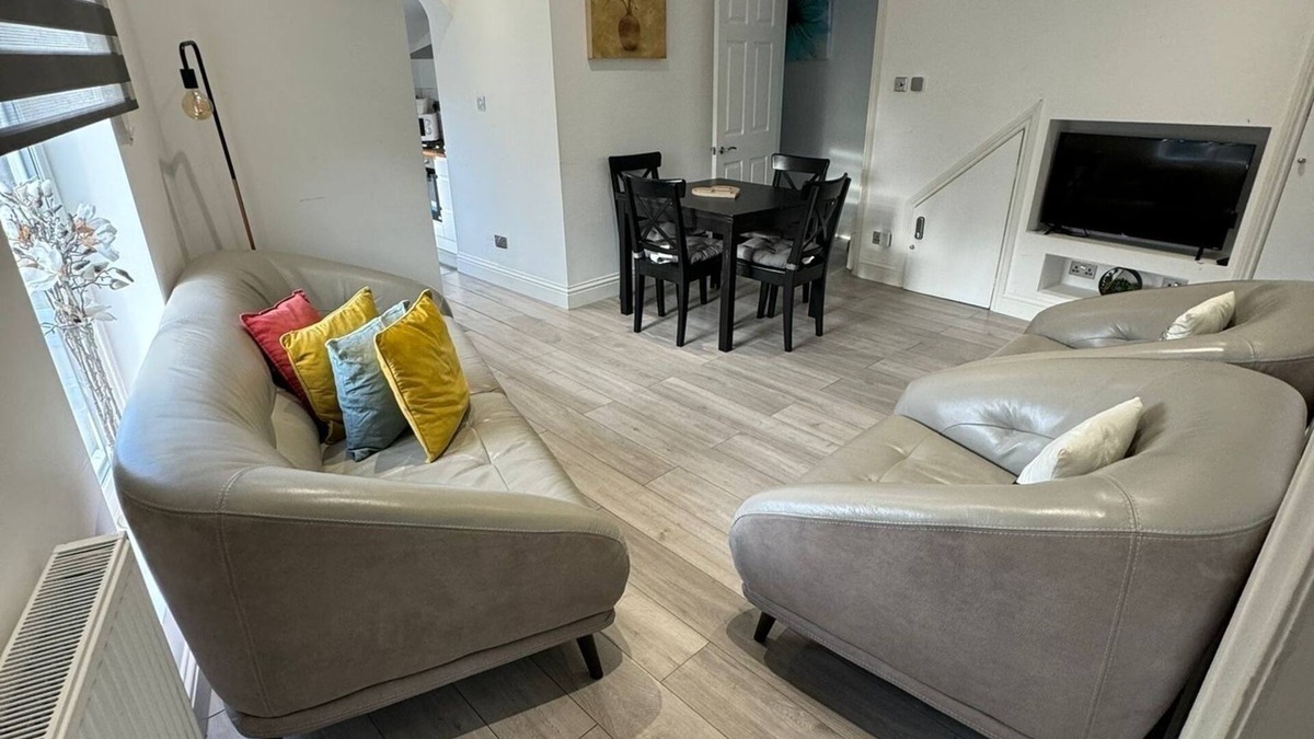 Selhurst Apartment | EEJs Modern 3 bed apartment - near station