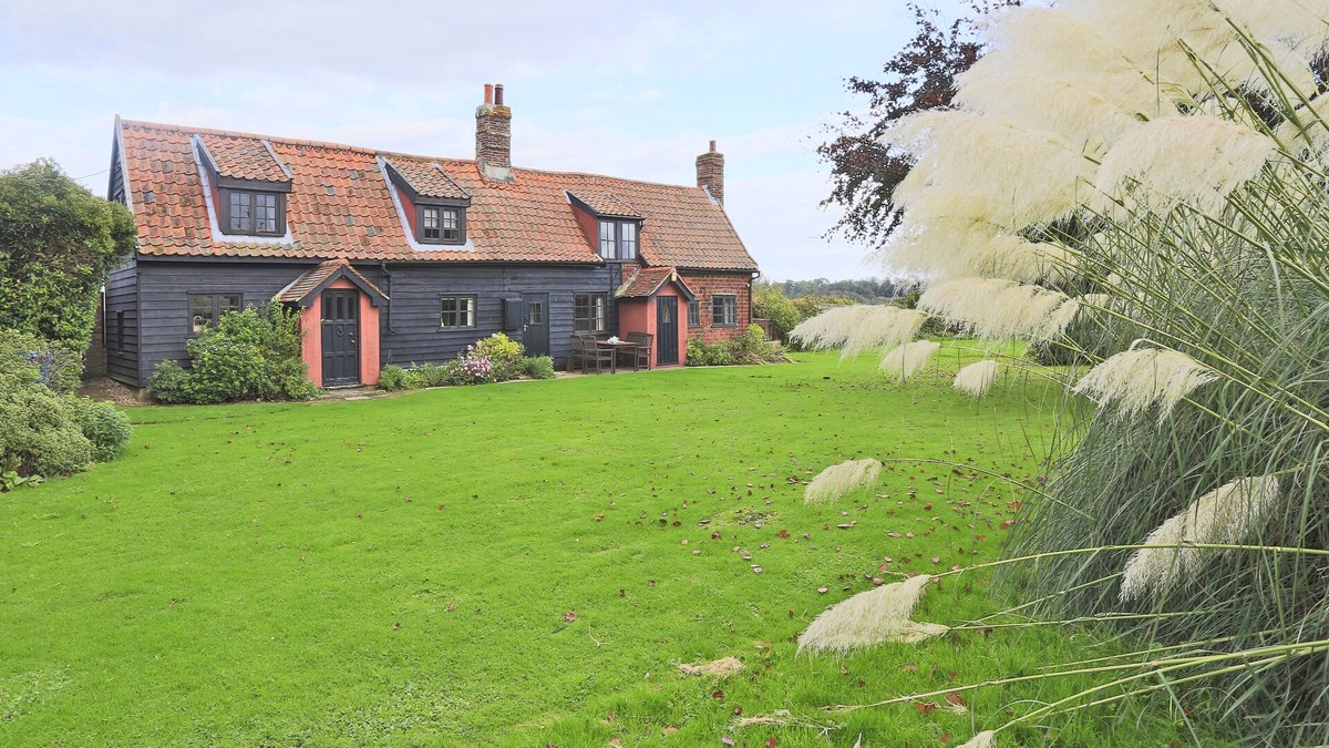 Martlesham Heath House | Eelsfoot Cottage - Three Bedroom House, Sleeps 5