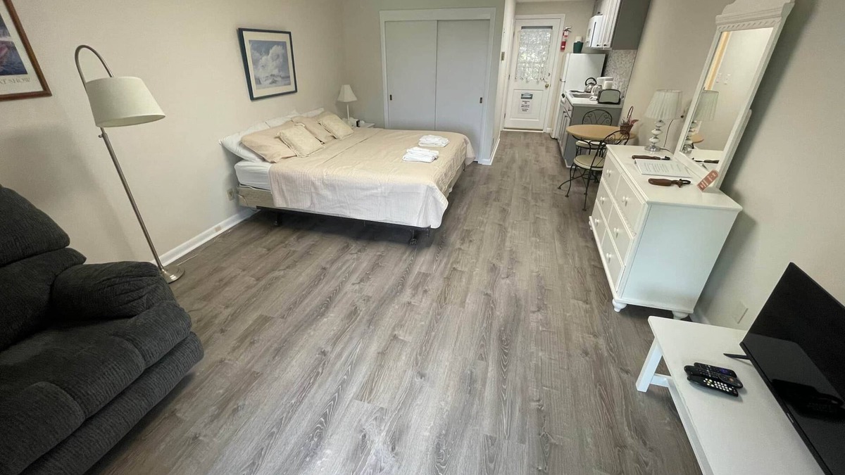Wolfeboro Apartment | Efficiency 7-Piping Rock Resort