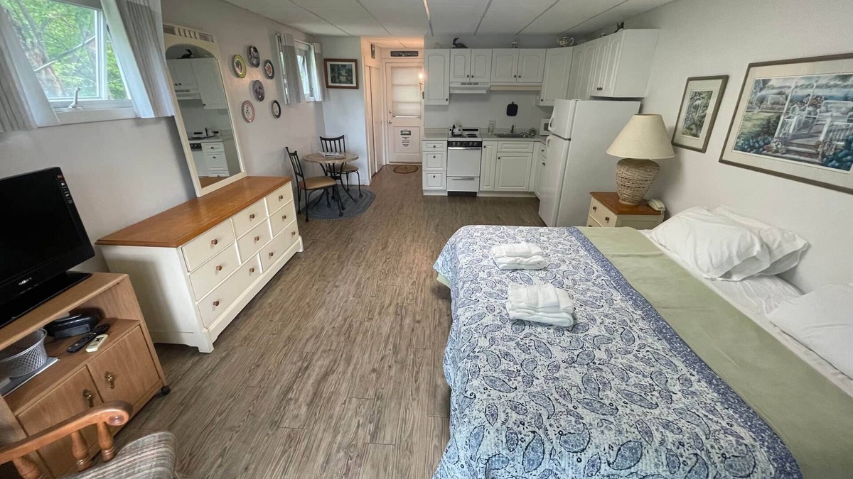 Wolfeboro Apartment | Efficiency 8-Piping Rock Resort