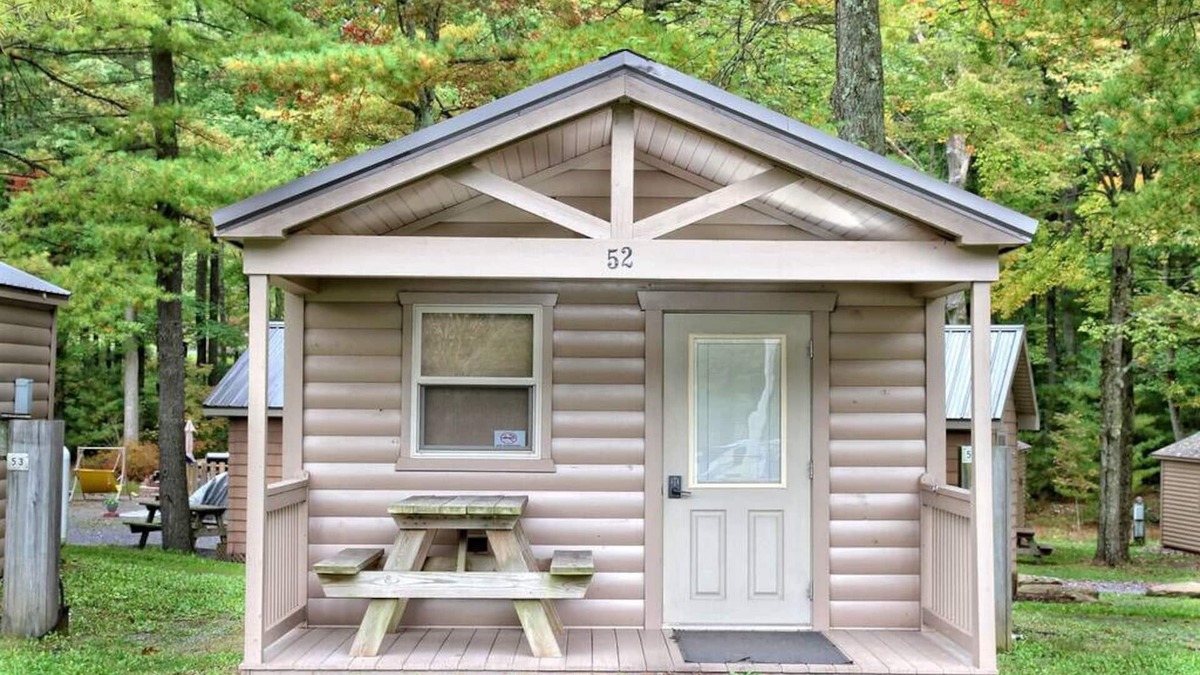 Centre Hall Cabin | Efficiency Cabin 46