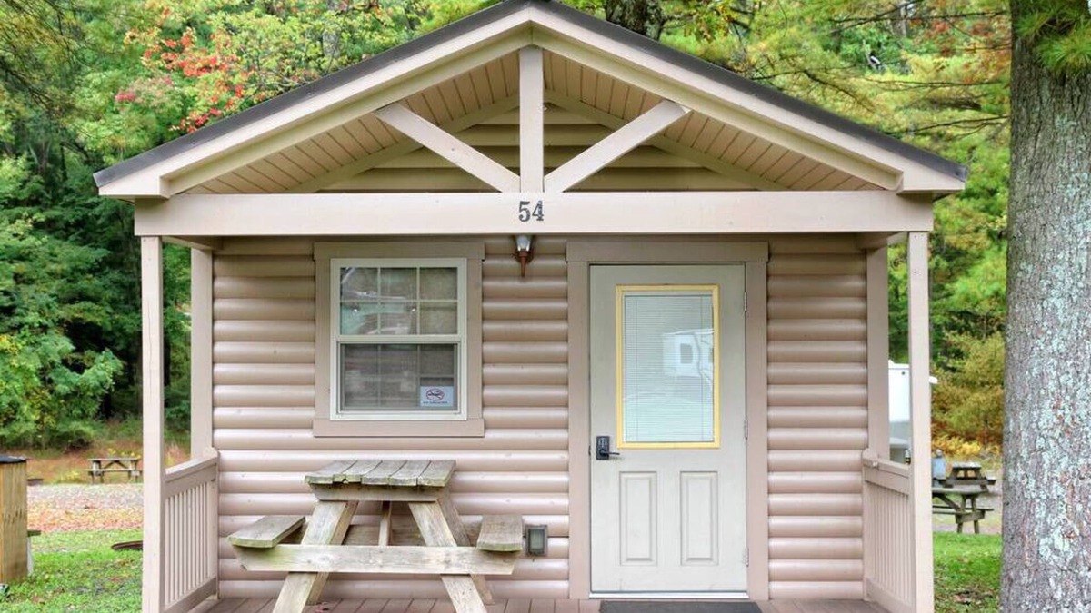 Centre Hall Cabin | Efficiency Cabin 44