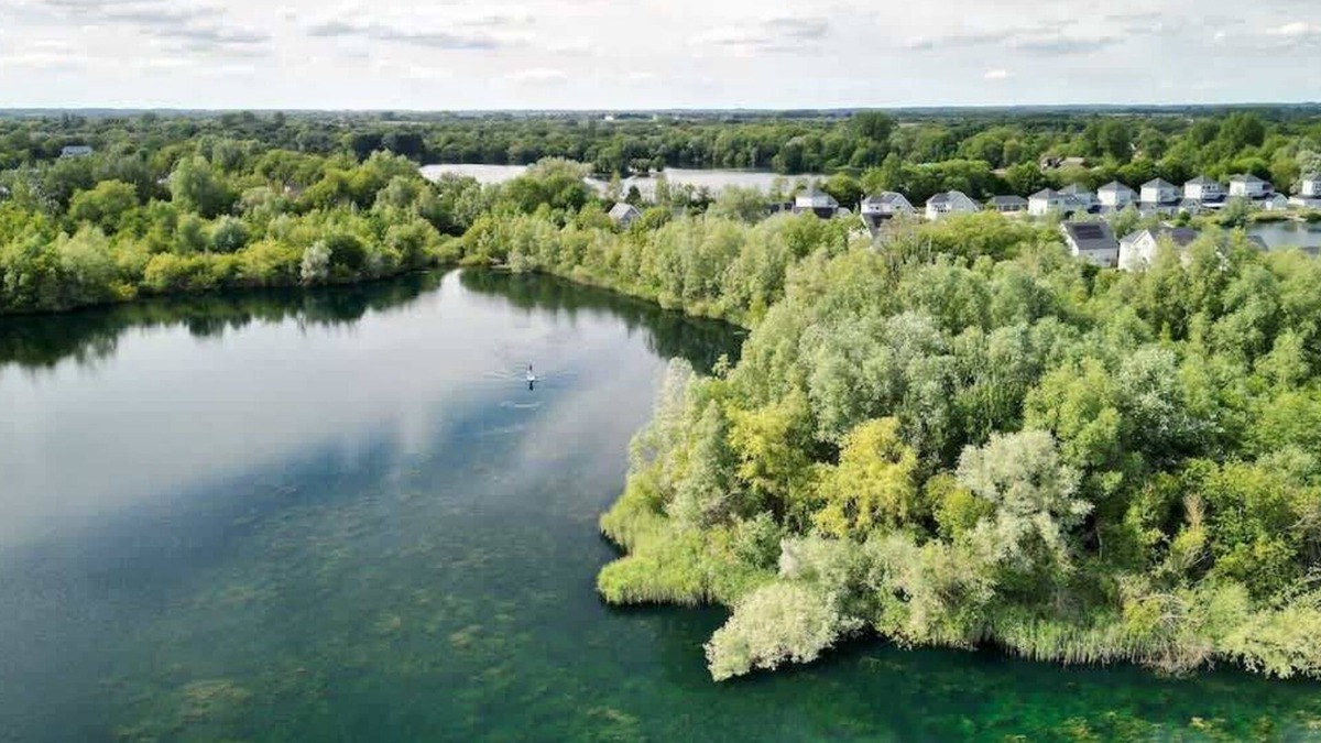 Ampney Crucis House | Egret Lodge | Lakeside Hot Tub Retreat + Kayaks
