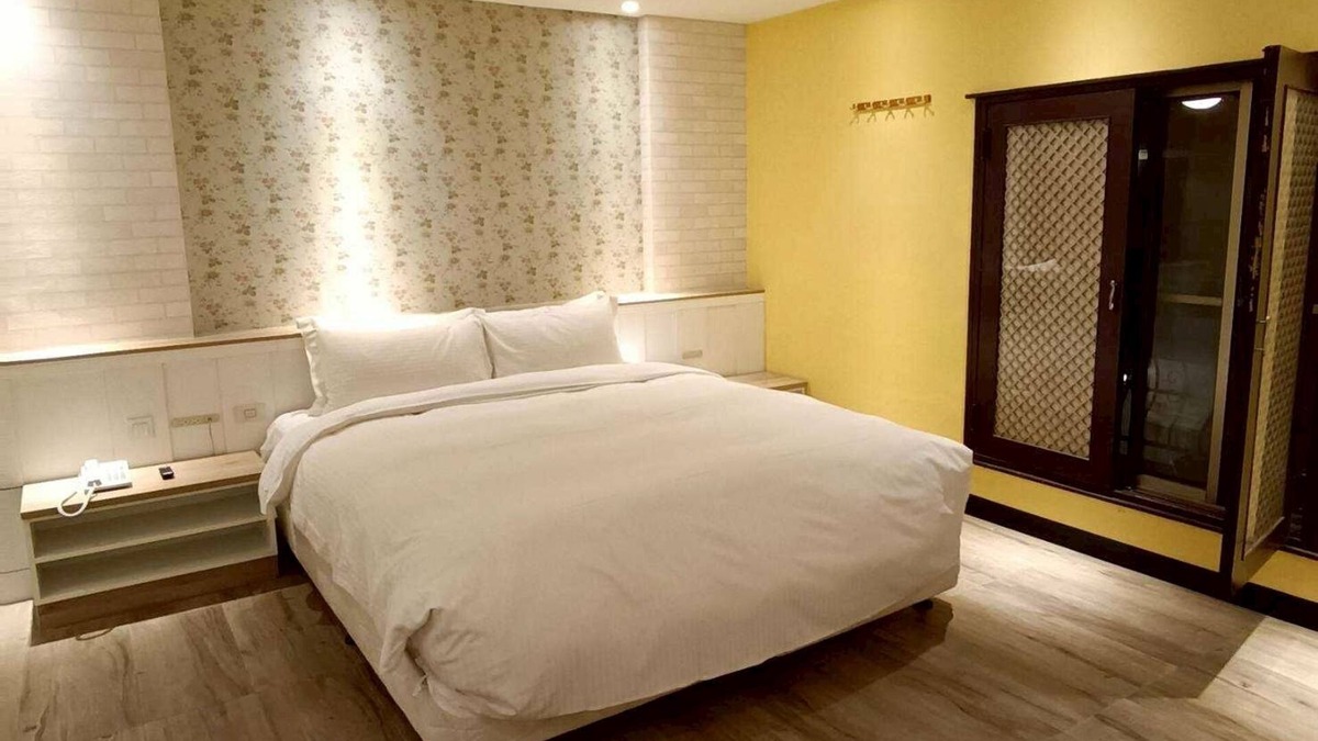 Hunei District Hotel | Eiffel Motel