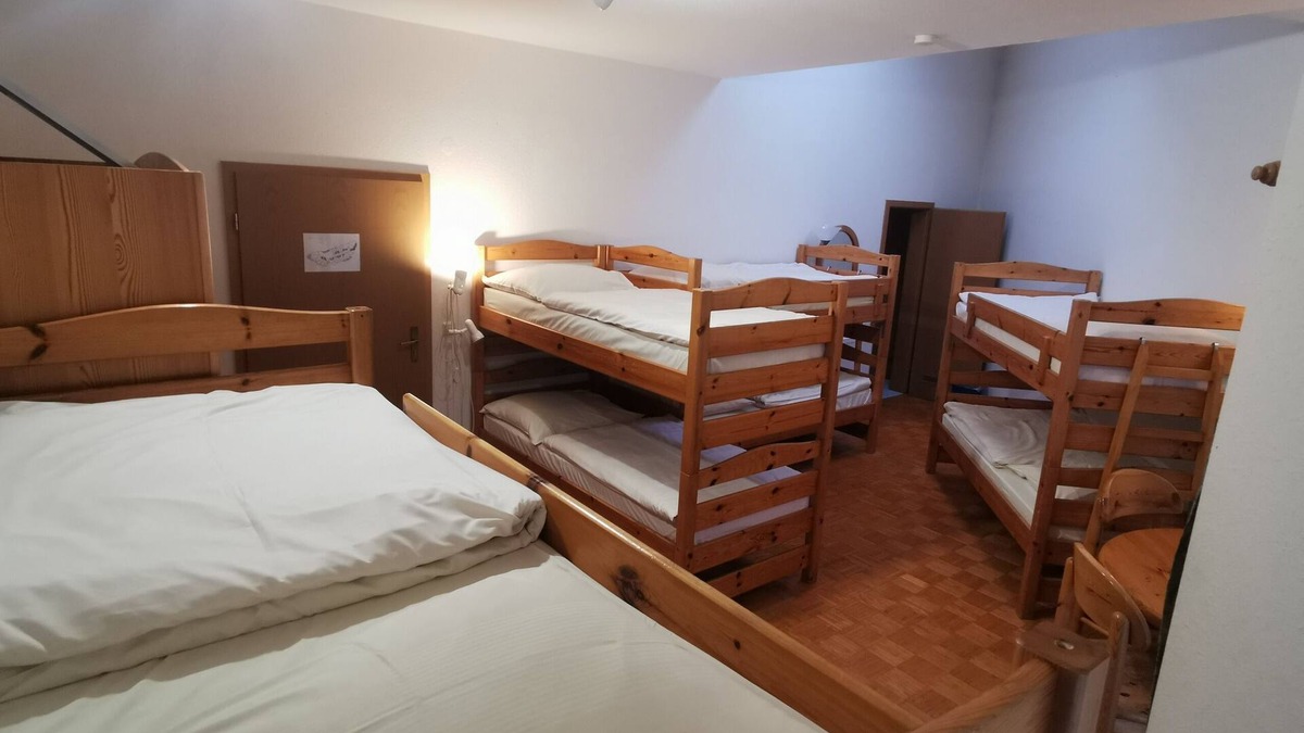 Neubulach Apartment | Eight-bed room