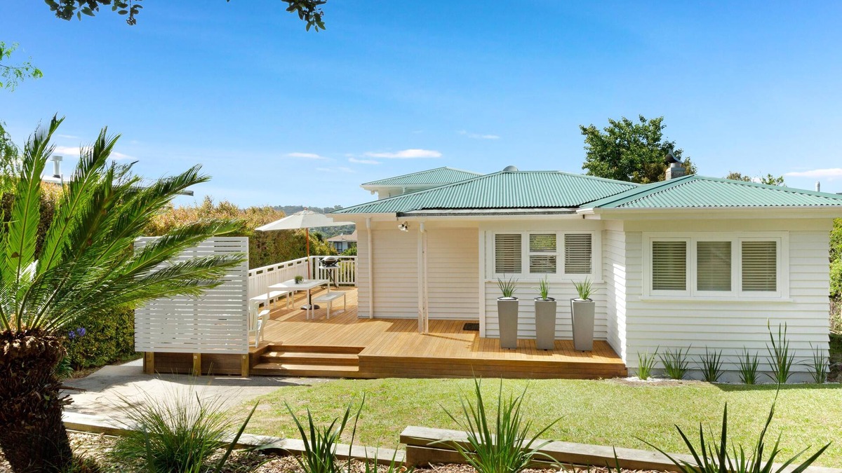 Oneroa House | Eight on Church - near Mudbrick & Cable Bay - Comfortable Stylish Premium Holiday Home