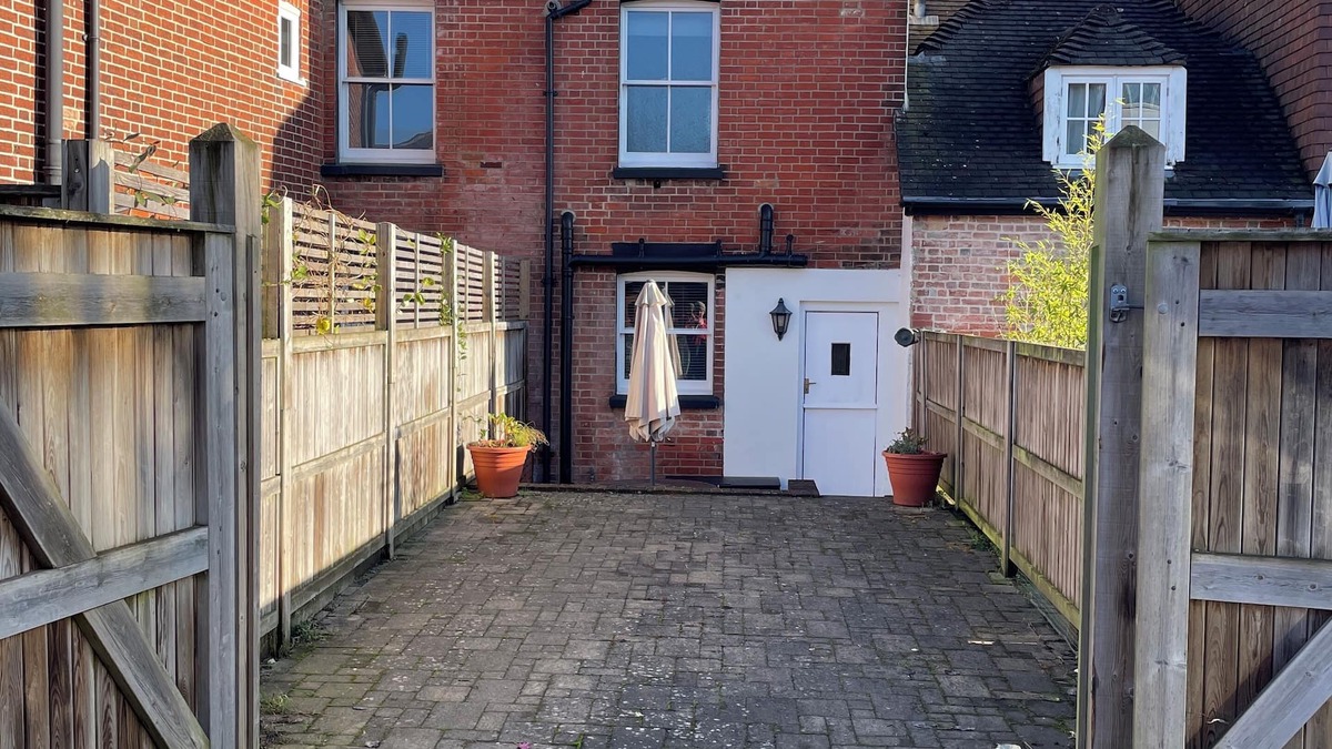 Salisbury House | Eighty-Eight, Cathedral View with Private Parking & EV Charger