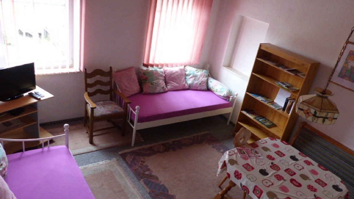 Old Town Apartment | Eine Gehminute von der Fußgängerzone entfernt - Schlafzimmer mit Gartenblick