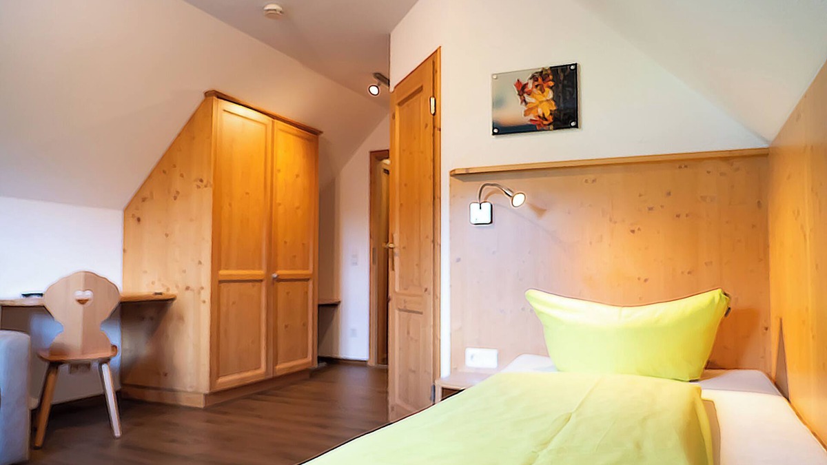 Lenzkirch Apartment | Einzelzimmer, 13qm, mit DU/WC und Balkon