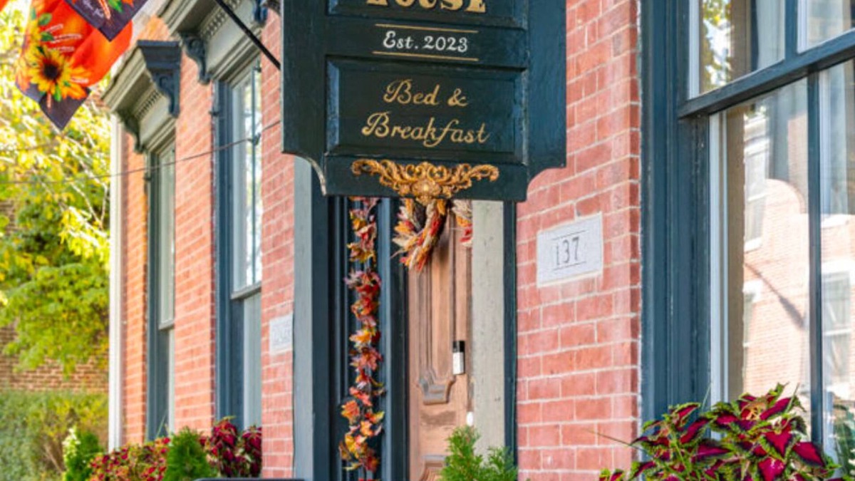 Gettysburg Bed & Breakfast | Eisenhower Suite in charming Olinger House B&B in historic, downtown Gettysburg.