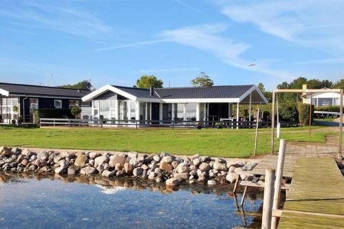 Munkebo House | Eksklusiv sommerhus beliggende i vandkanten