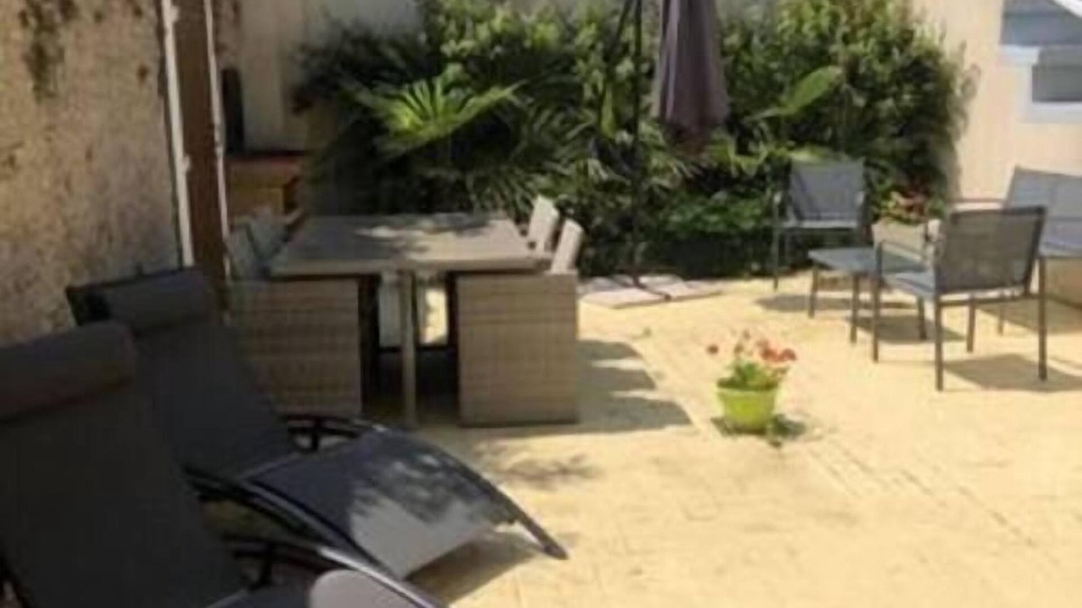 Ver-sur-Mer Apartment | Eléonore, duplex, shared courtyard near sea (3)