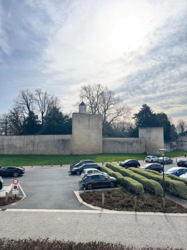 Surgeres Apartment | El Castillo Face au Château et Climatisé