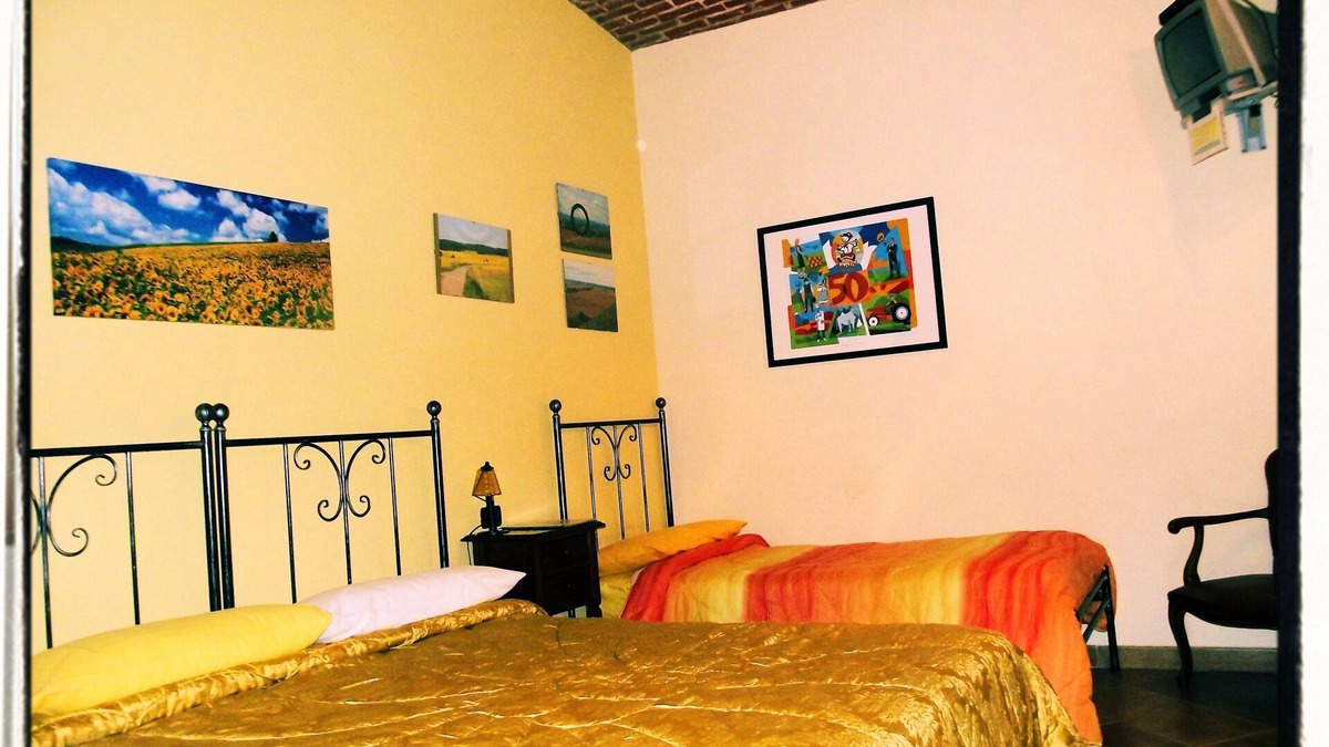 Flesie Bed & Breakfast | EL CAVAJER) yellow room