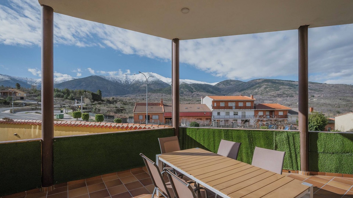 Villanueva de Avila House | El Encanto del Alberche 'Casa 1' with Mountain View, Shared Pool and Wi-Fi