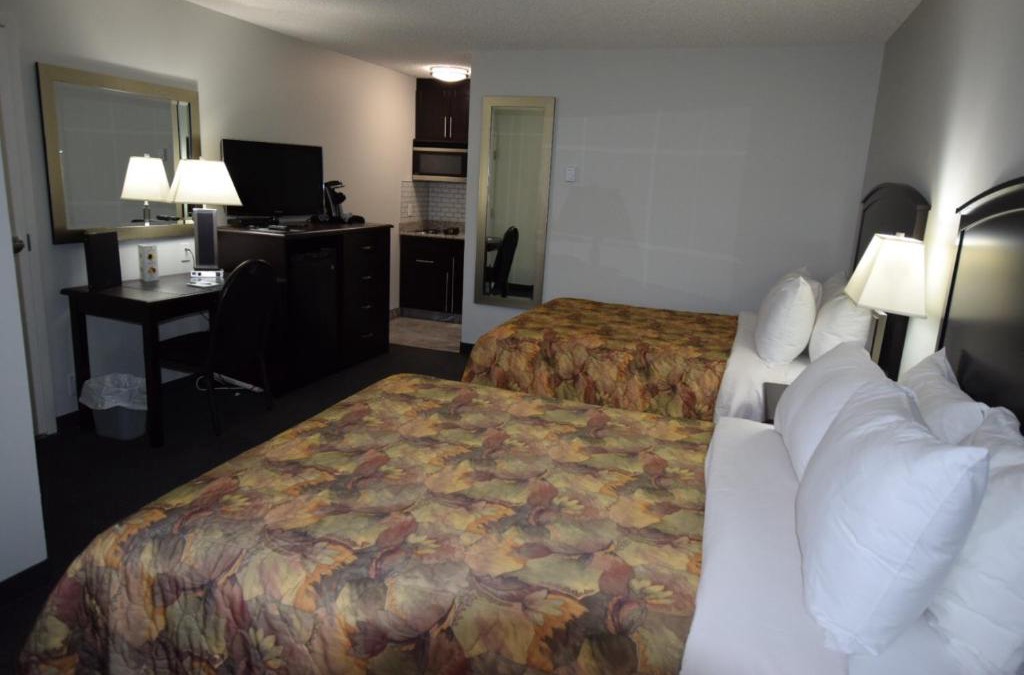 Cold Lake Hotel | El Lobo Motel