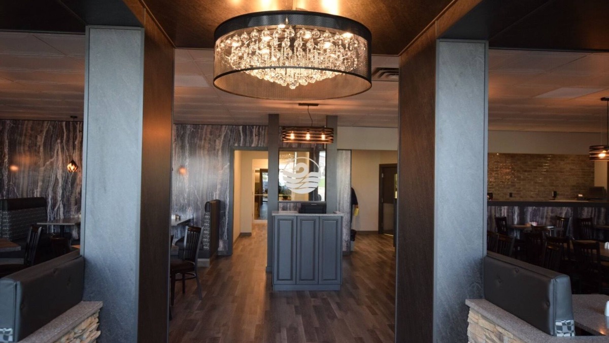 Cold Lake Hotel | El Lobo Motel