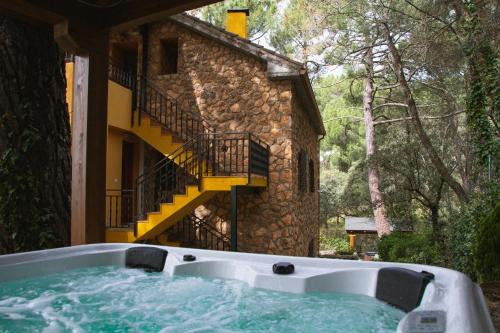 Sotillo de la Adrada Apartment | 'El Mirador de Sotillo', un Oasis de Confort con Piscina y Jacuzzis