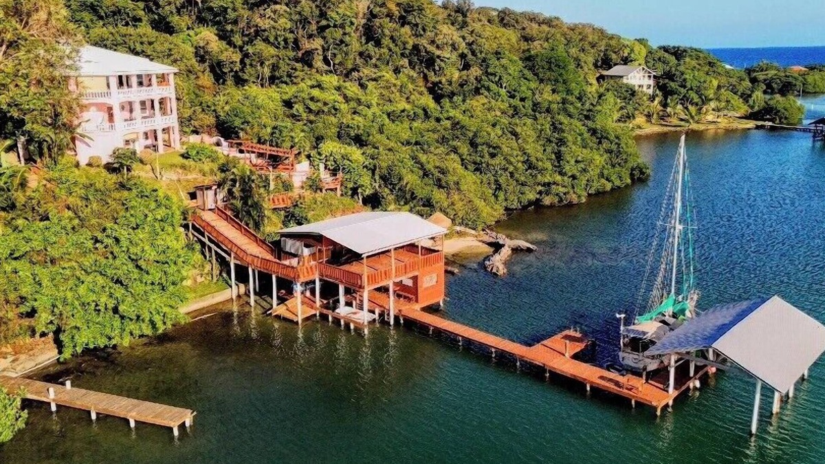 Jonesville Villa | El Palacio Rosa on Blue Lagoon 3Br Beachfront