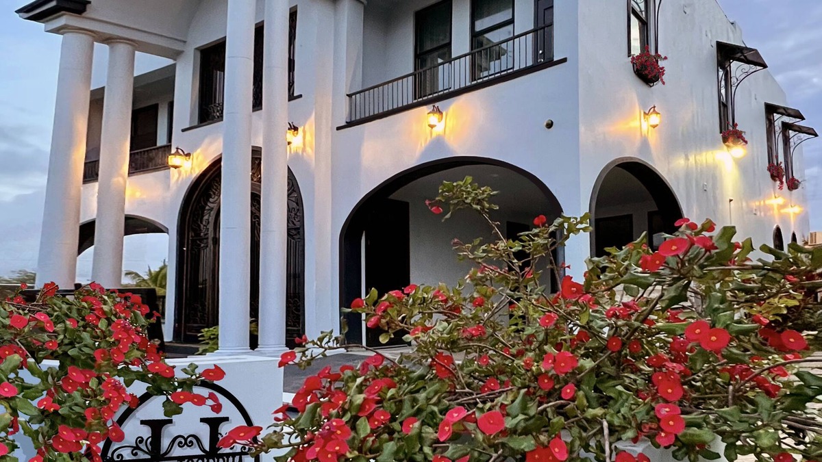 Lowlands Apartment | El Romeo, Casa Josepha. 10min Drive to Beaches!