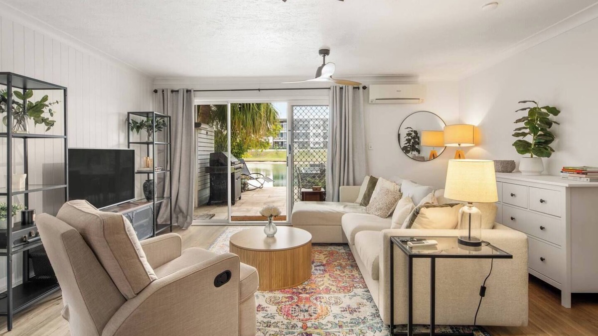 Elanora House | Elanora Oasis Lakefront Serenity and Resort Living