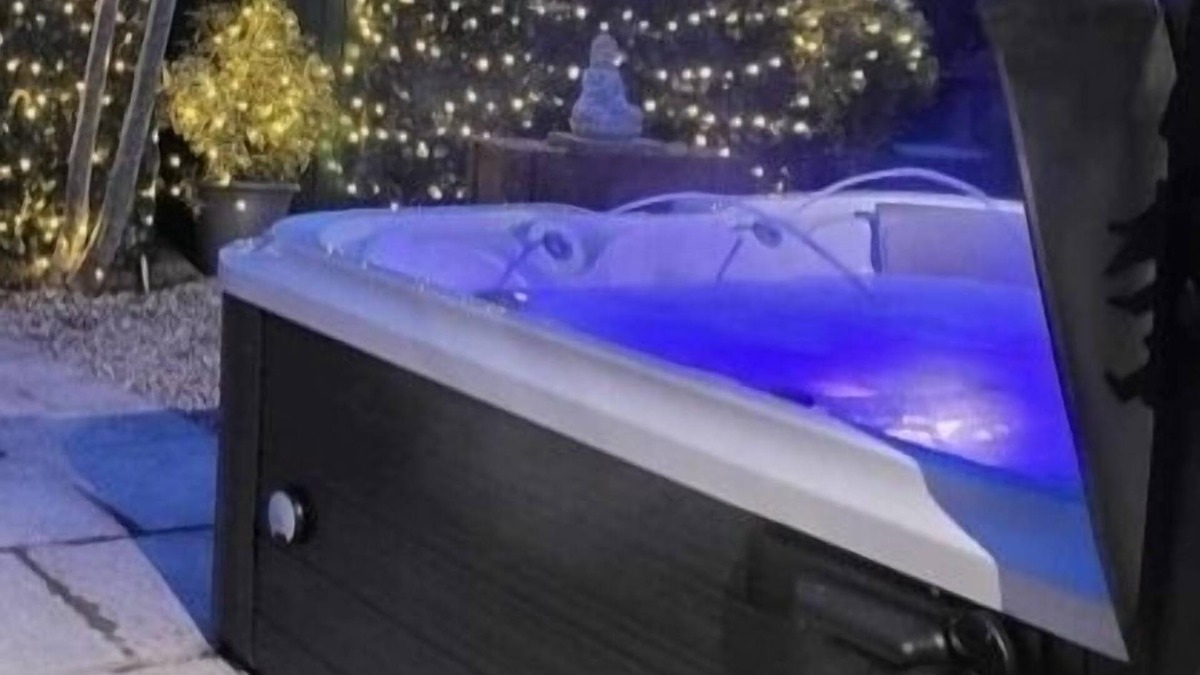Low Catton House | Elckys stunning HOT TUB lodge York with secure garden and kids play area