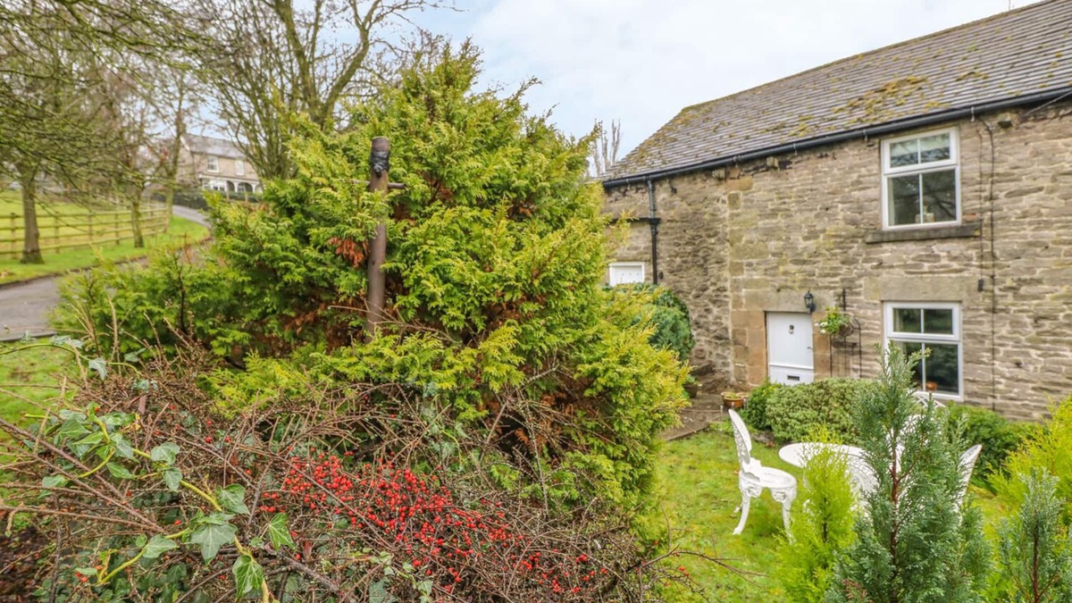 Hope Valley Cottage | ELDERBANK, character holiday cottage, with open fire in Bradwell