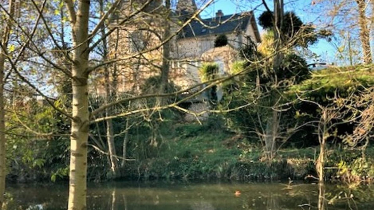 Voulmentin House | ELEGANT 19TH-CENTURY HOUSE 5/6 BDR./14 PERS./RIVERFRONT./SAUNA/BABYF