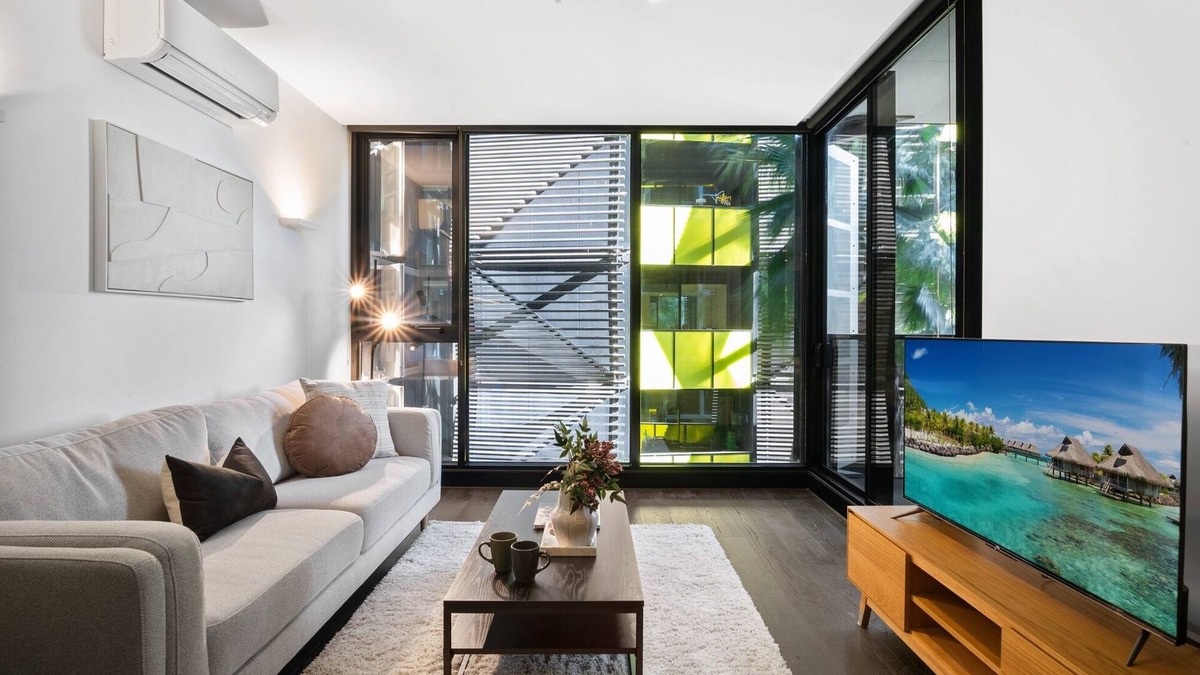 North Melbourne Apartment | Elegant 1-Bed Apartment with Premium Amenities