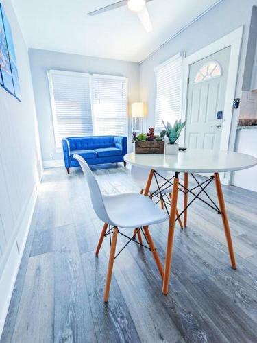 Neartown Cabin | Elegant 1Bed Montrose-CinqueTerre@TheItalianPlaza