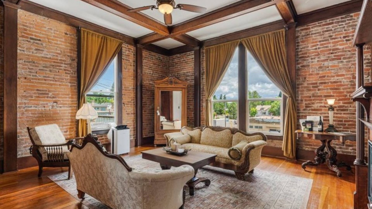 Newberg Condo | Elegant 1BR Loft in Historic Downtown Newberg – The 1888
