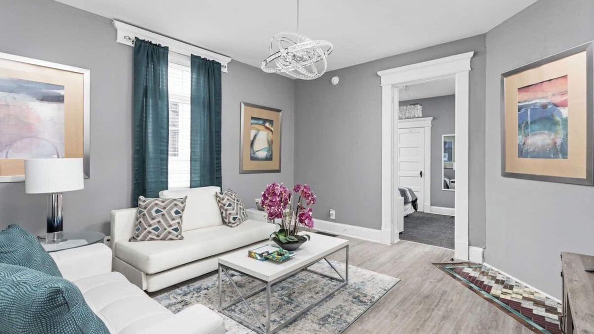 New Castle House | Elegant 1BR, Workspace, Near Parks and Summit Lake