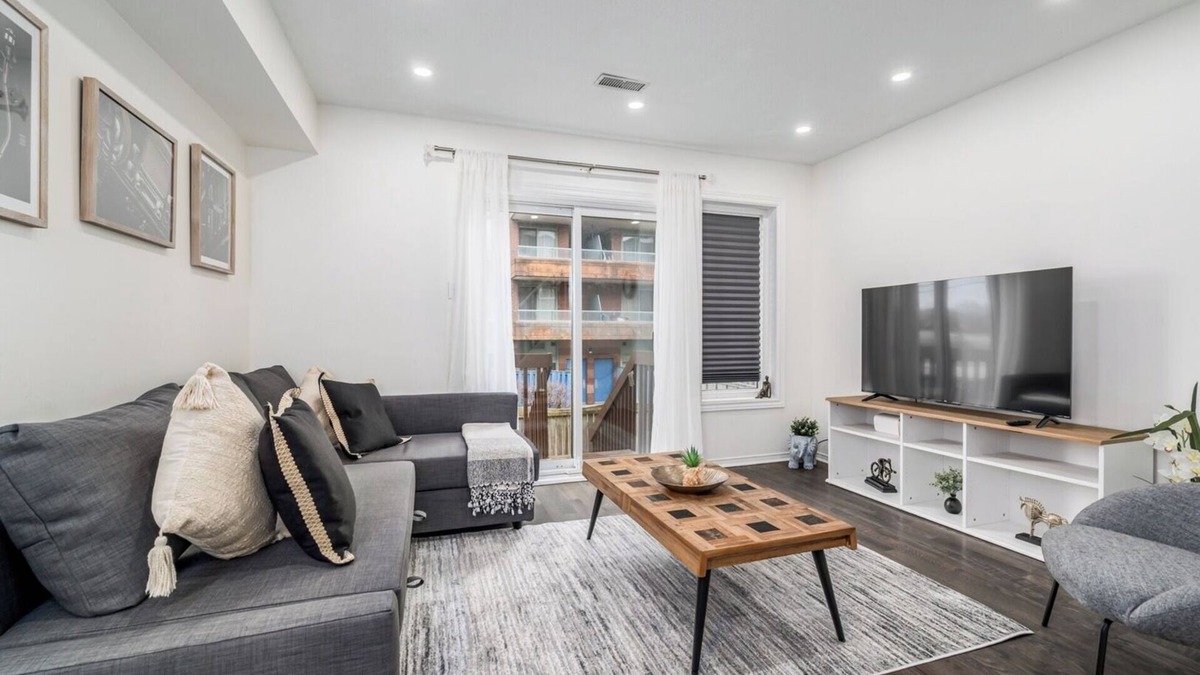 East Credit Condo | Elegant 2 Bedroom Townhome