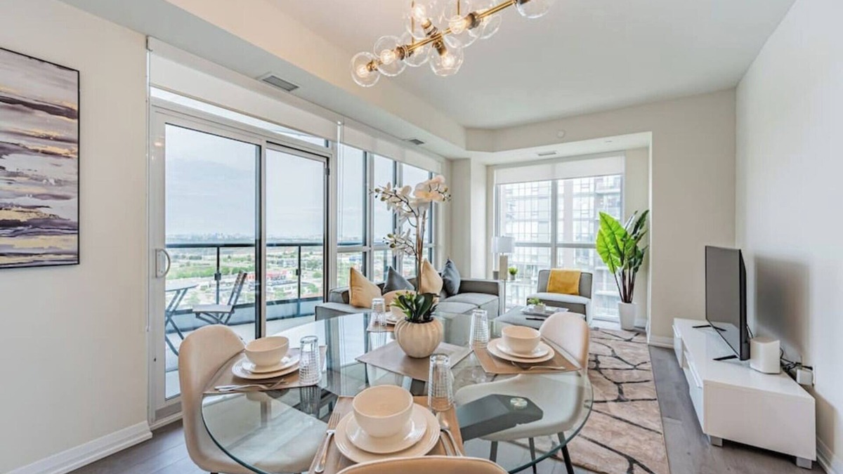 Hurontario Condo | Elegant 2+Den, 2 Bath, Breathtaking View, Parking
