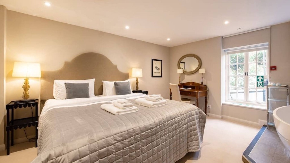 Knightsbridge House | Elegant 2 Room Suite in the Heart of Knightsbridge