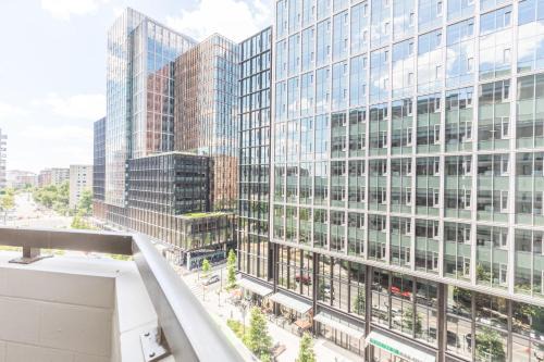 Crystal City Apartment | Elegant 2BR Apartment Minutes From DC