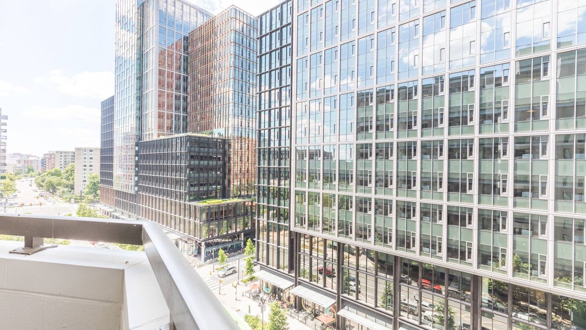 Crystal City Apartment | Elegant 2BR Apartment Minutes From DC