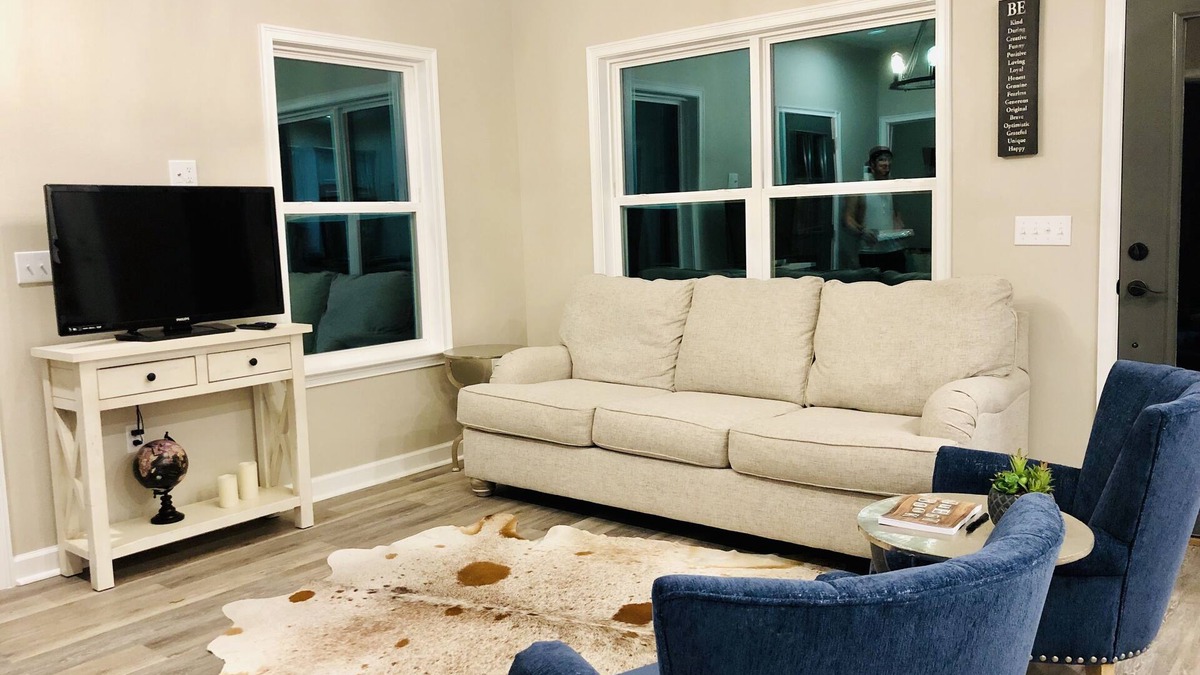 Lake City House | Elegant 2BR Private Cottage 2 min from I-75/US90
