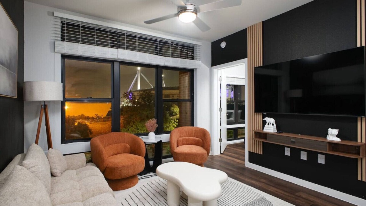 Southtown Apartment | Elegant 2BR w/Gym, Parking Near Rvrwalk & Dome