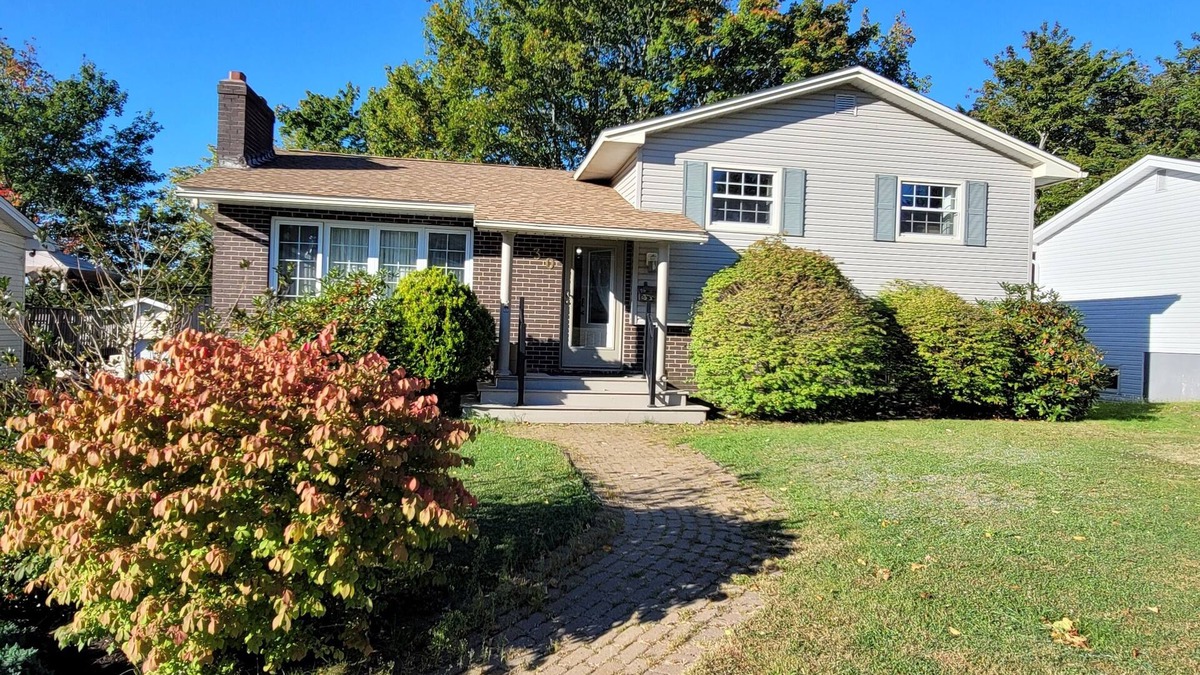 Lower Sackville House | Elegant 3-Bedroom Haven, Private Bath + Deck & BBQ. Shared Kitchen.