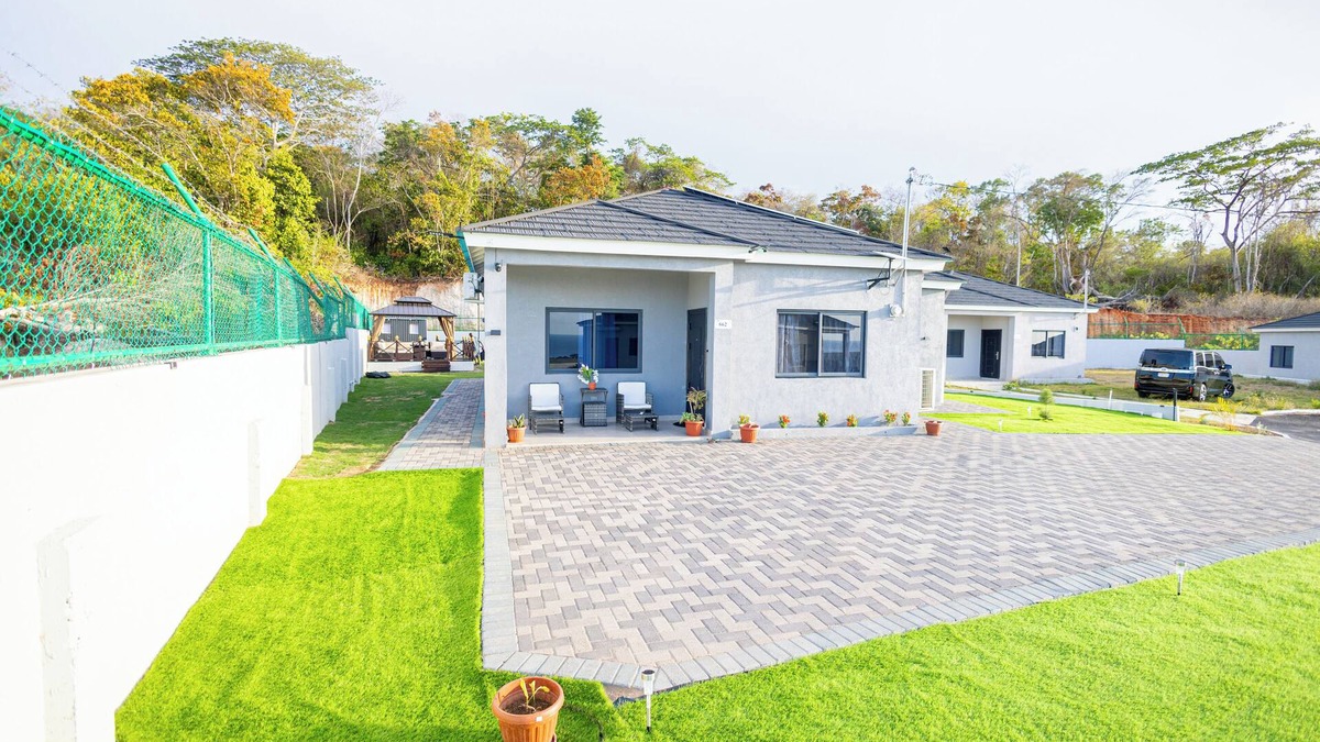 Runaway Bay Villa | Elegant 3-bedroom Jamaican escape with AC and stunning ocean view in Runaway Bay