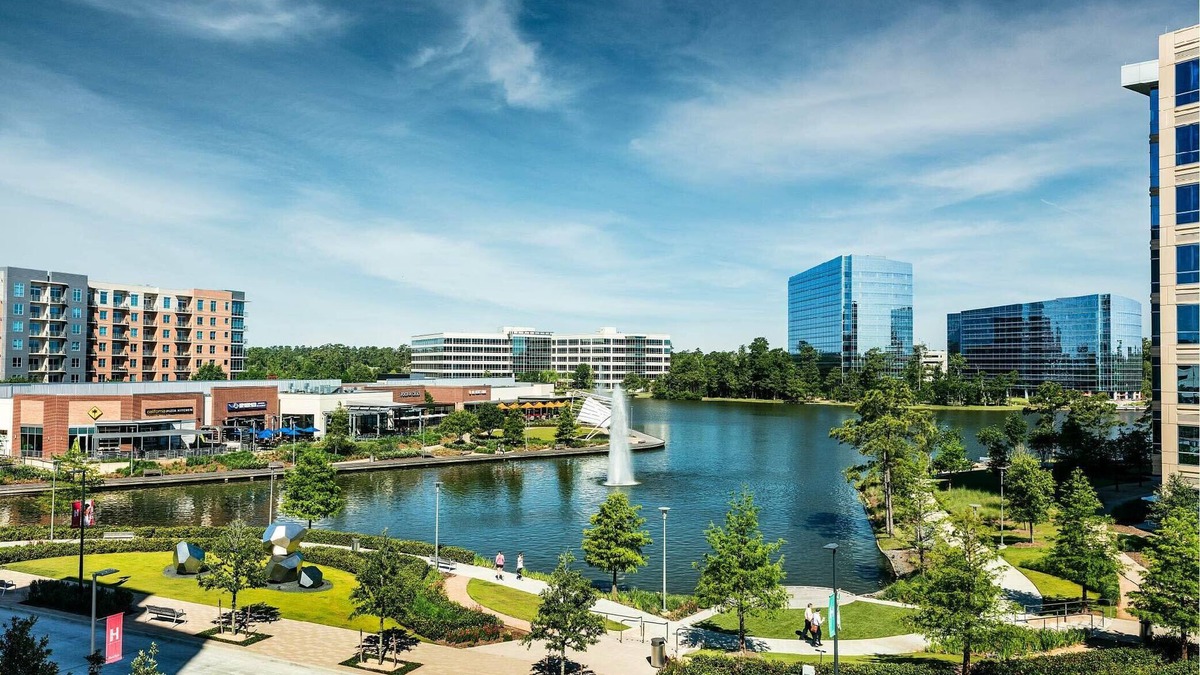 Alden Bridge House | Elegant 3 Bedroom Home in The Woodlands, Texas. The Waterway. Market Street.