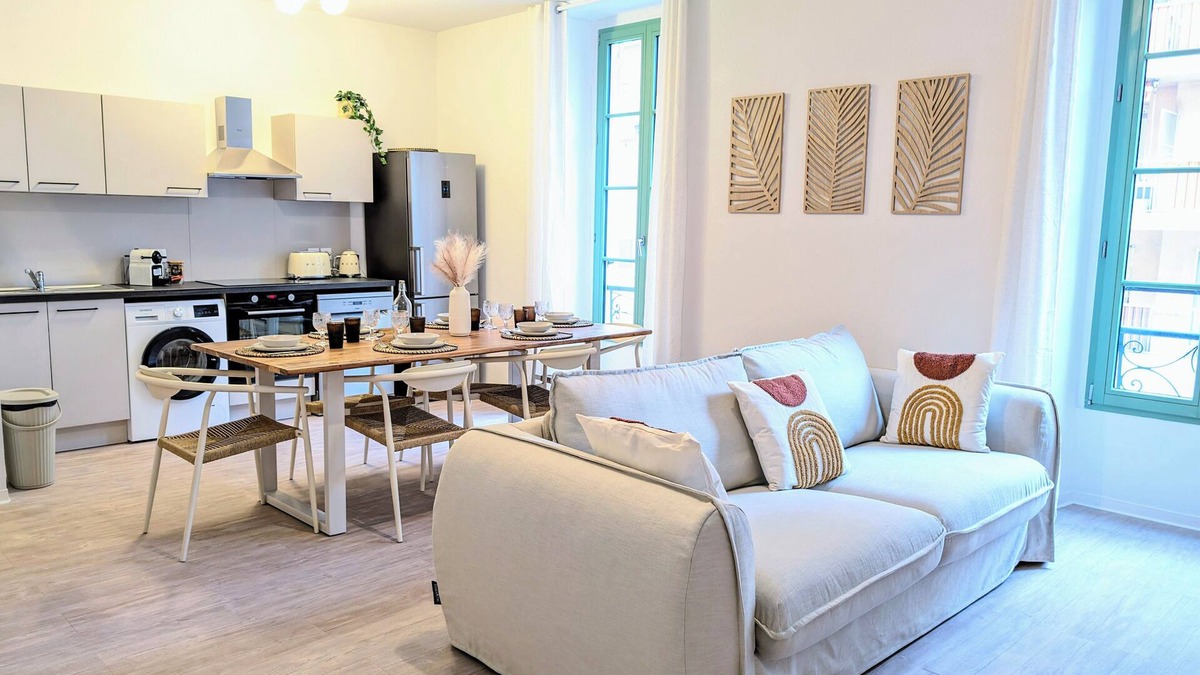Quartier du Port Apartment | Elegant 3-room apartment with large terrace in Le Port