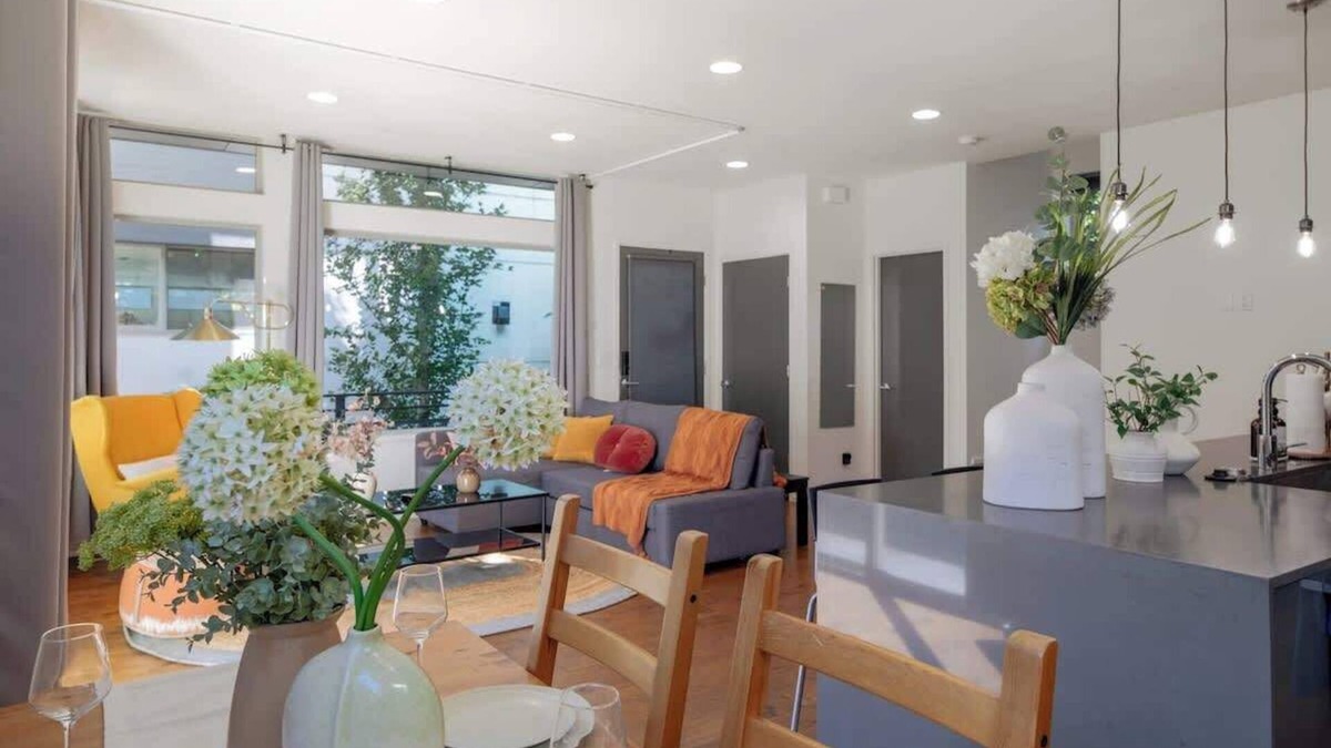 Roosevelt House | Elegant 3BR Home by UW w/AC – Trendy & Spacious