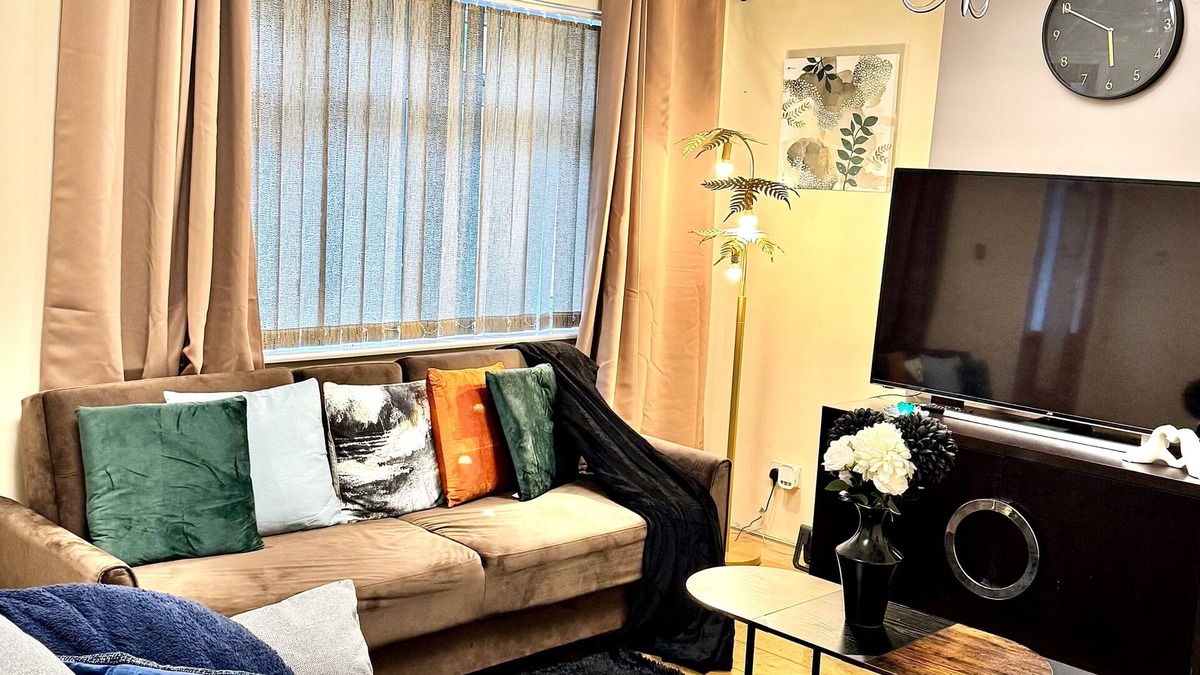 Sittingbourne House | Elegant 3Br w/Free parking, Garden, Pet Friendly